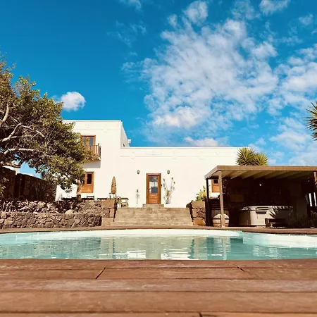 Botanica - 5 Bedroom With Pool And Hot Tub Holiday home *